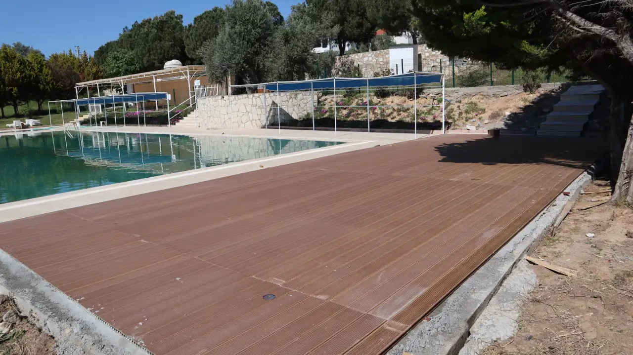 Urla Güzelbahçe Dadaşkent Sitesi modern WPC deck uygulaması — Eviko Dekorasyon