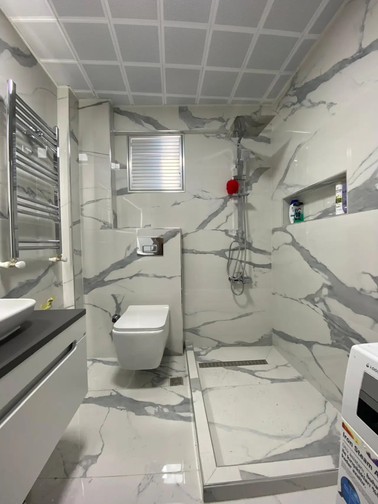 İzmir banyo tadilatı projesinde modern duş alanı ve seramik uygulaması — EVİKO Dekorasyon