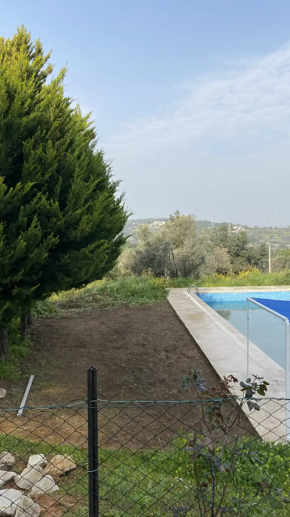 İzmir havuz kenarı deck uygulaması — kompozit zemin ve havuz çevresi