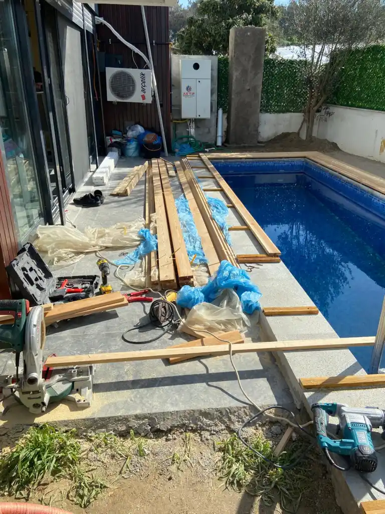 Urla havuz yapımı projesi — villa bahçesinde havuz ve çevre düzeni
